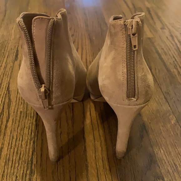 NINE WEST Beige Tariano Heels…sized 9 - Picture 3 of 5